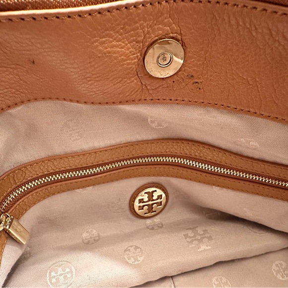 TORY BURCH AMANDA MIDDY CAMEL LOGO HANDBAG GUD - Picture 12 of 16
